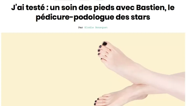 Texte en français, "J'ai testé : un soin des pieds avec Bastien, le pédicure-podologue des stars" par Élodie Bosquet. La photo montre une paire de pieds bien entretenus avec du vernis à ongles noir sur un fond jaune clair.