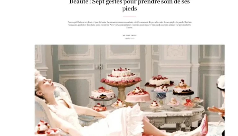 Une personne est allongée sur une somptueuse chaise dans une pièce élégante ornée d’un décor richement décoré et de couleurs pastel. La table à côté d’eux est remplie d’un assortiment de desserts, notamment des gâteaux et des pâtisseries. L'environnement dégage un sentiment d'indulgence et de luxe. Le texte est au-dessus de l'image.