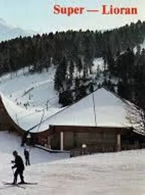 Un paysage hivernal mettant en scène une station de ski nommée « Super Lioran ».