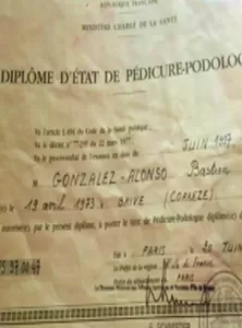 Un diplôme rédigé en français du Ministère de la Santé, certifiant un titre de podologue. Le document comporte le nom « Gonzalez-Alonso »