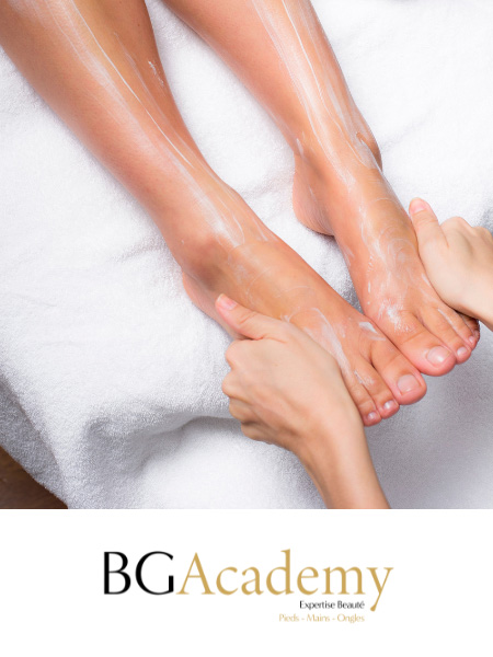 Une paire de mains masse la lotion sur les pieds et le bas des jambes d'une personne pendant qu'elle repose sur une serviette blanche.