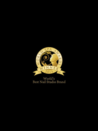 Un logo doré « World Spa Awards » est centré sur un fond noir.
