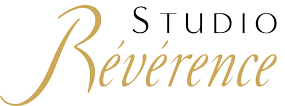 Logo du Studio Révérence. Le dessin comporte le mot « Studio » en lettres majuscules noires et le mot « Révérence » en lettres élégantes, cursives et dorées en dessous. Le texte est placé sur un fond blanc.